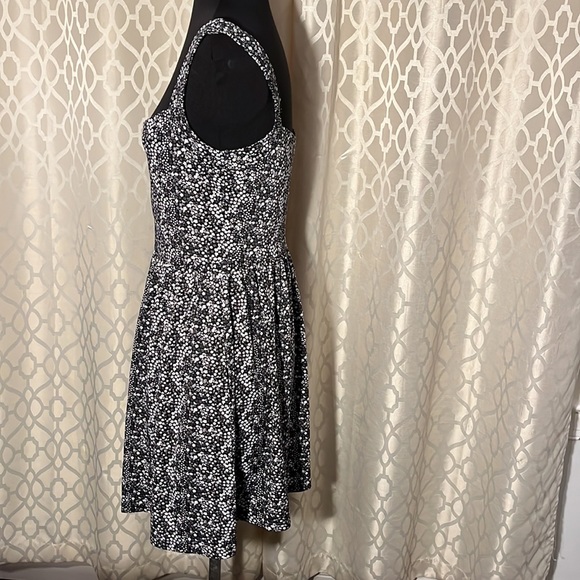 Black top with white and gray flowers from BeBop Size M - Picture 3 of 8
